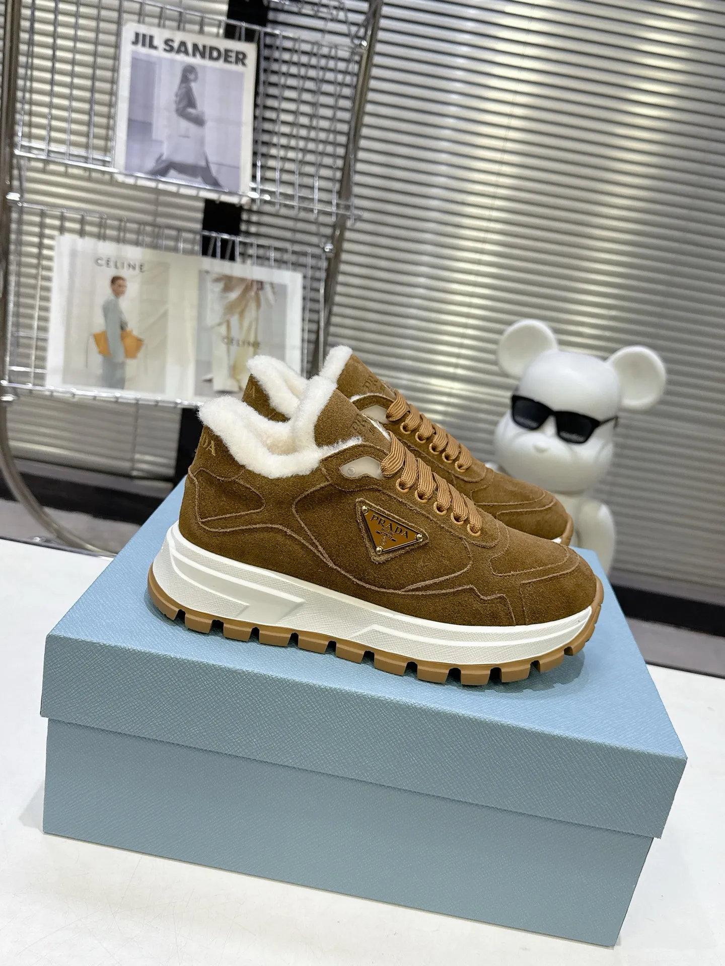 【PRADA】P: 660💰Couple style▪️Size: Women’s 35-40⚛Size: Men’s 39-44(45 customized) 2025 𝐬𝐬Prada’s new product, coming with strength! ❣️Many Internet celebrities have the same style, fashionable and versatile nice items, original shoes are developed and purchased from Italian counters, and are reproduced 1:1 according to the original taste. This year’s theme is not to be defined, embodying texture through simplicity💛From thick-soled sneakers to zigzag short boots to 2025 flat shoes, everything reveals a sure-fire momentum... It combines gentleness and handsomeness, the finishing touch for women❤️ Wear-resistant and ultra-light two-color outsole.